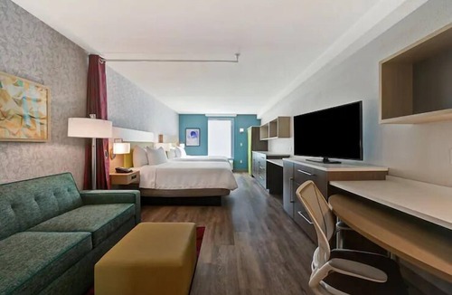 West Palm Beach Hotel | 2 Queen Studio w/Kitchenette & Outdoor Pool, 4mi Science Aquarium