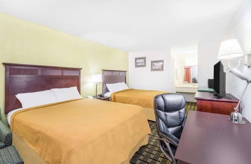Lookout Valley Neighborhood Association Hotel | 2 Two Queen Stay w/Free Breakfast Near Lookout Mountain & Ruby Falls