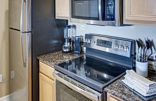West Kissimmee Hotel | 2 Welcoming Units for Your Next Weekend Escape w/Easy Outdoor Pool Access