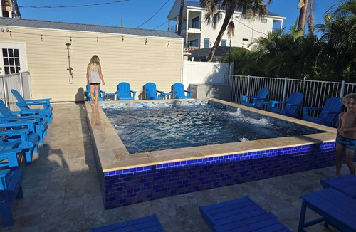 Mid Island House | 200ft From Beach 14 x 16 Ft Inground Heated Swim Jacuzzi Sleeps 8 Parking 4 cars