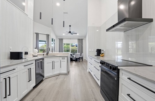 Crown Pointe House | 2026 Renovated Luxury Home. Heated Pool. 10 mins to 5th Ave, Pier Beach
