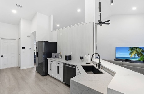 Crown Pointe House | 2026 Renovated Luxury Home. Heated Pool. 10 mins to 5th Ave, Pier Beach