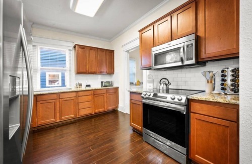 Urban Core House | 240- History Buff, Sleeps 10, Central Location to FUN, Pet & Family Friendly