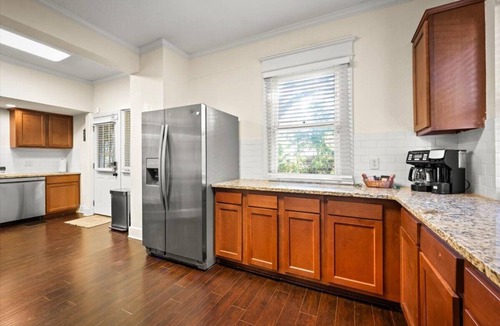 Urban Core House | 240- History Buff, Sleeps 10, Central Location to FUN, Pet & Family Friendly