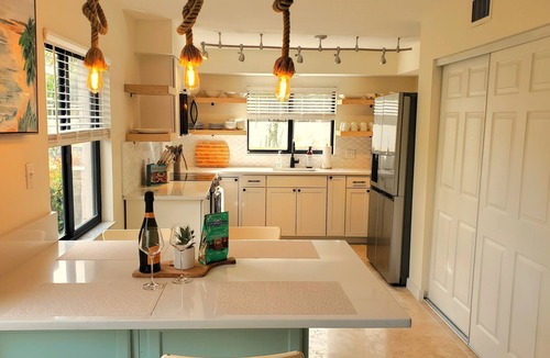 Pine Ridge Condo | 2br - 1400ft2 - across from MERCATO - 2bdr NEW renovated condo w/bikes (Naples)