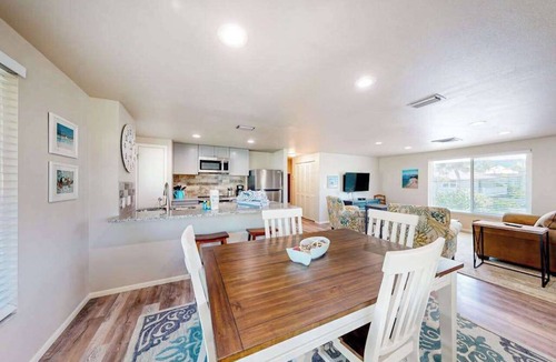 Anna Maria Condo | 2nd-floor condo across the street from the beach with heated pool, balcony, WD