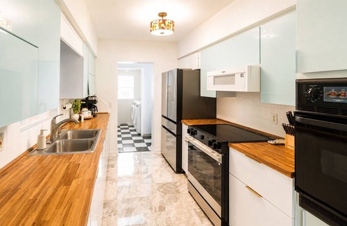 West Bradenton House | 3/3 Heated Pool and Jacuzzi Close to AMI, IMG - Sleeps 8!
