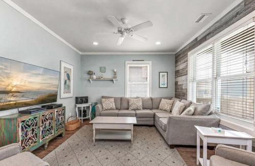 Morgantown House | 3,700 Snowbird Special with Hot Tub and Golf Cart