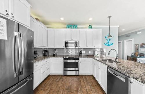 Morgantown House | 3,700 Snowbird Special with Hot Tub and Golf Cart