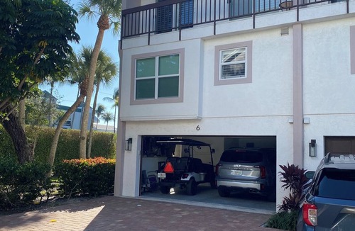 Old Naples House | 3 bedroom 3 and a half bathroom Townhome in heart of Old Naples with golf cart!