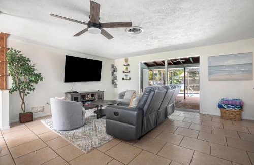 South Bradenton House | 3 bedroom, 6 beds, Heated Pool, Spa, BBQ, Fire Pit