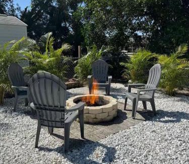 South Bradenton House | 3 bedroom, 6 beds, Heated Pool, Spa, BBQ, Fire Pit