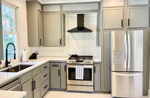 East Hill House | 3 bedroom East Hill home 1 block from Bayview Park