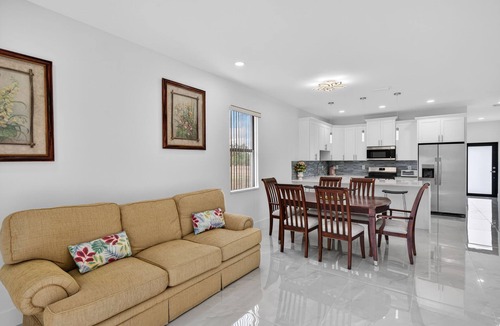 Eisenhower House | 3-bedroom getaway house in quiet Lehigh Acres ready for you