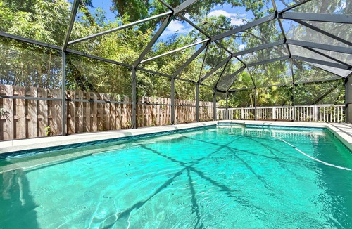 Braden River House | 3-bedroom heated pool house in Bradenton with fenced back yard