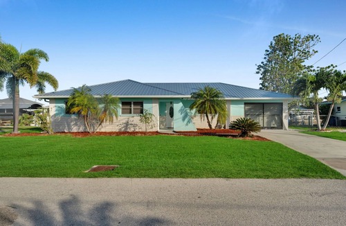 Matlacha House | 3-bedroom house in peaceful Matlacha & boat dock & pool table