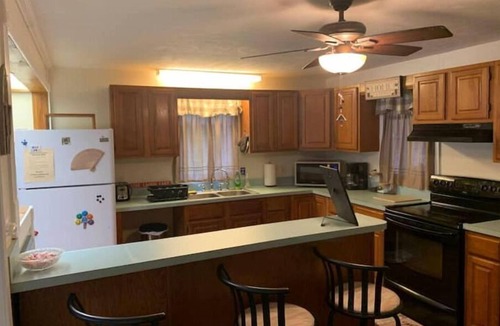 Putnam Hall House | 3 Bedroom House on Private Scenic Lake Mable