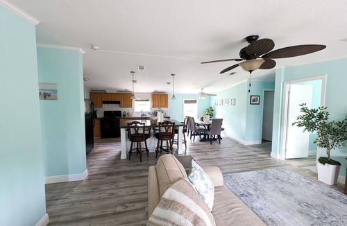 Avis Oaks House | 3-bedroom Private Forest Retreat Home with Wifi and Full Kitchen