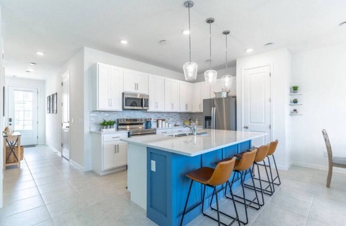 Davenport House | 3-bedroom townhome in charming Davenport with AC, fitness room, WiFi