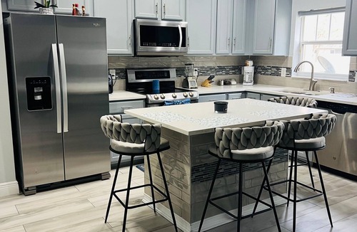 Lakeside Estates House | 3 bedrooms 2.5 bathrooms Luxury Family Retreat Minutes to Parks & Airport
