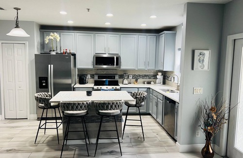 Lakeside Estates House | 3 bedrooms 2.5 bathrooms Luxury Family Retreat Minutes to Parks & Airport