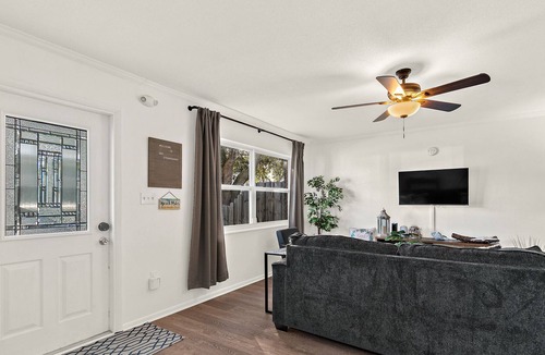 Cape Caneveral Beach Gardens House | 3 BR 1.5 BATH, Near Nasa, SpaceX, & 4 Blocks to Beach! 50 Minutes to Orlando.
