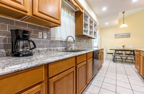 Holiday Beach House | 3+ BR, 2 Kings, Queen, Bonus Room, Walk to Beach, Sleeps 10 in beds - no bunks