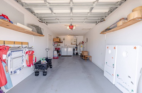 Holiday Beach House | 3+ BR, 2 Kings, Queen, Bonus Room, Walk to Beach, Sleeps 10 in beds - no bunks