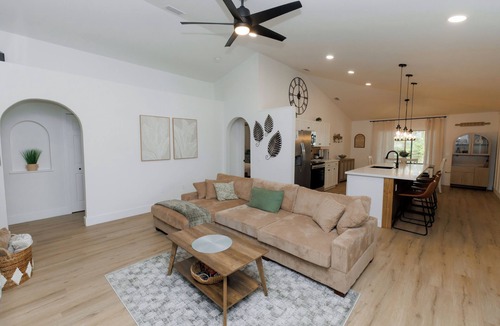 Sandalwood House | 3-BR Family Retreat near Mayo Hospital & Jax Beaches