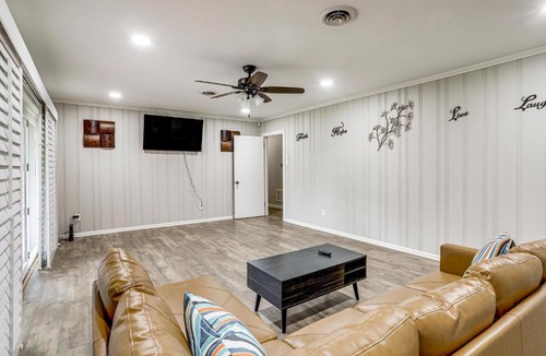 Alexandria House | 3 Mi to Dtwn Alexandria: Family Home w/Hot Tub!