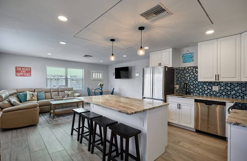 Mid Island House | 3 min walk to the Beach! Fenced in back yard.