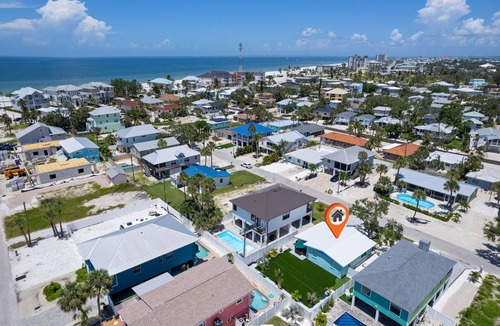 Mid Island House | 3 min walk to the Beach! Fenced in back yard.
