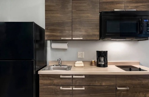 Deep Creek Hotel | 3 Minimalist Units w/Full Kitchenette & Free Parking | 4.8 Mi to Harborwalk