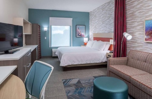 Port Canaveral Hotel | 3 Modern King Studios w/Kitchens, Pool Bar & Breakfast | Port Canaveral