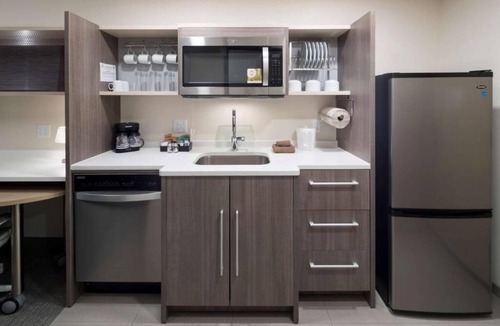 Port Canaveral Hotel | 3 Modern King Studios w/Kitchens, Pool Bar & Breakfast | Port Canaveral