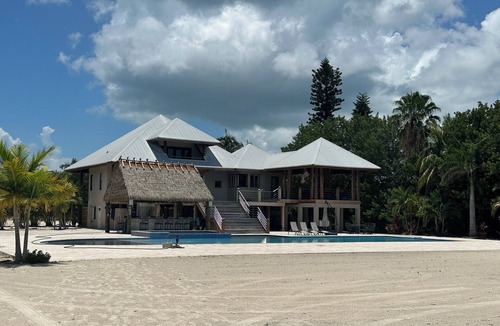 Tingler Island Villa | 30 DAY RENTAL ONLY! Beautiful 2.5 acre waterfront villa with pool , & tiki bar