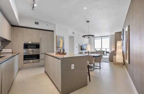 Hollywood South Central Beach Apartment | ✨ 32nd-Floor Modern 1BR @ Lyfe Resort | Ocean View + City Skyline | Luxury Amenities