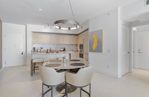 Hollywood South Central Beach Apartment | ✨ 32nd-Floor Modern 1BR @ Lyfe Resort | Ocean View + City Skyline | Luxury Amenities
