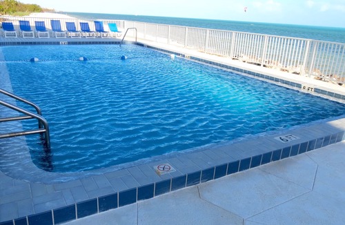 Marathon Condo | 33% off Summer Sea Weed Sale! Oceanfront Condo on the Beach w/a swimming pool!