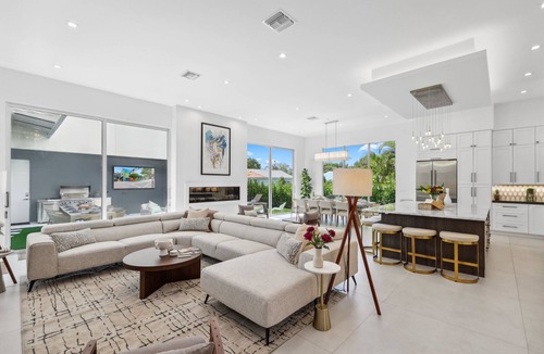 Delray Beach House | 335 | Walk to the Ave | Sleeps 25 | Pool & Spa | FreeBee Zone | by DelrayNightly