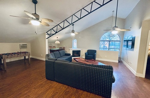 Lincoln House | “3bdrm Barn Apt” @ Sunset Pointe