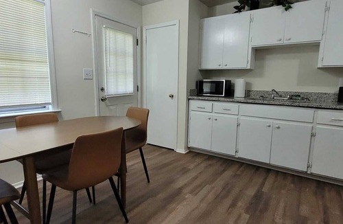 Montgomery House | 3BR Near Airport | Fast WiFi | Pet Friendly