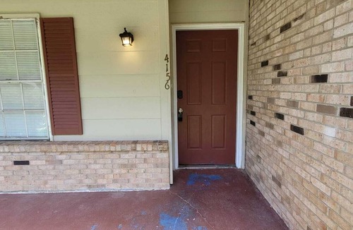 Montgomery House | 3BR Near Airport | Fast WiFi | Pet Friendly