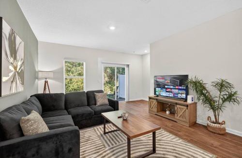 Baymeadows House | 3BR Townhome/Close to Mayo and Beaches!