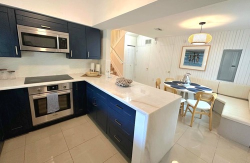 Overtown House | 4 bed 2 Parking w/Free Charging + Guest Gated Community 2.5 baths