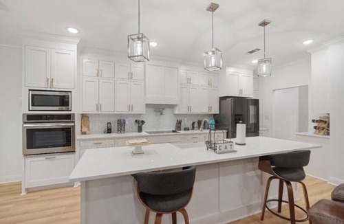 Petal House | 4-Bedroom Modern Luxury Haven Near Central Attractions