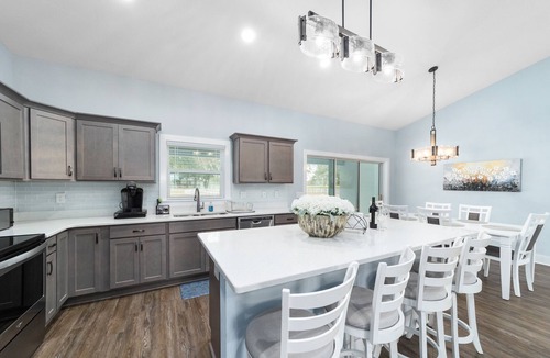 Fellowship House | 4 Bedroom w/8-stall barn & 4 paddocks - Adjacent to WEC! - Sherman Oaks 625