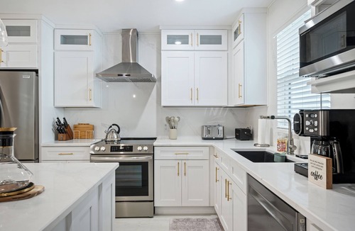 Dixieland House | 4 Bedrooms 3 Baths Historic Luxury Retreat in Downtown