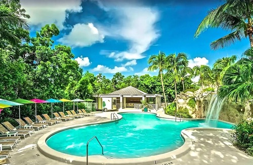 Rock Harbor Hotel | 4 Hammock Wing King Waterfront Room Near Private