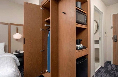 Doral Hotel | 4 Inviting Space Near Miami Airport l Onsite Pool, Free Shuttle and Breakfast